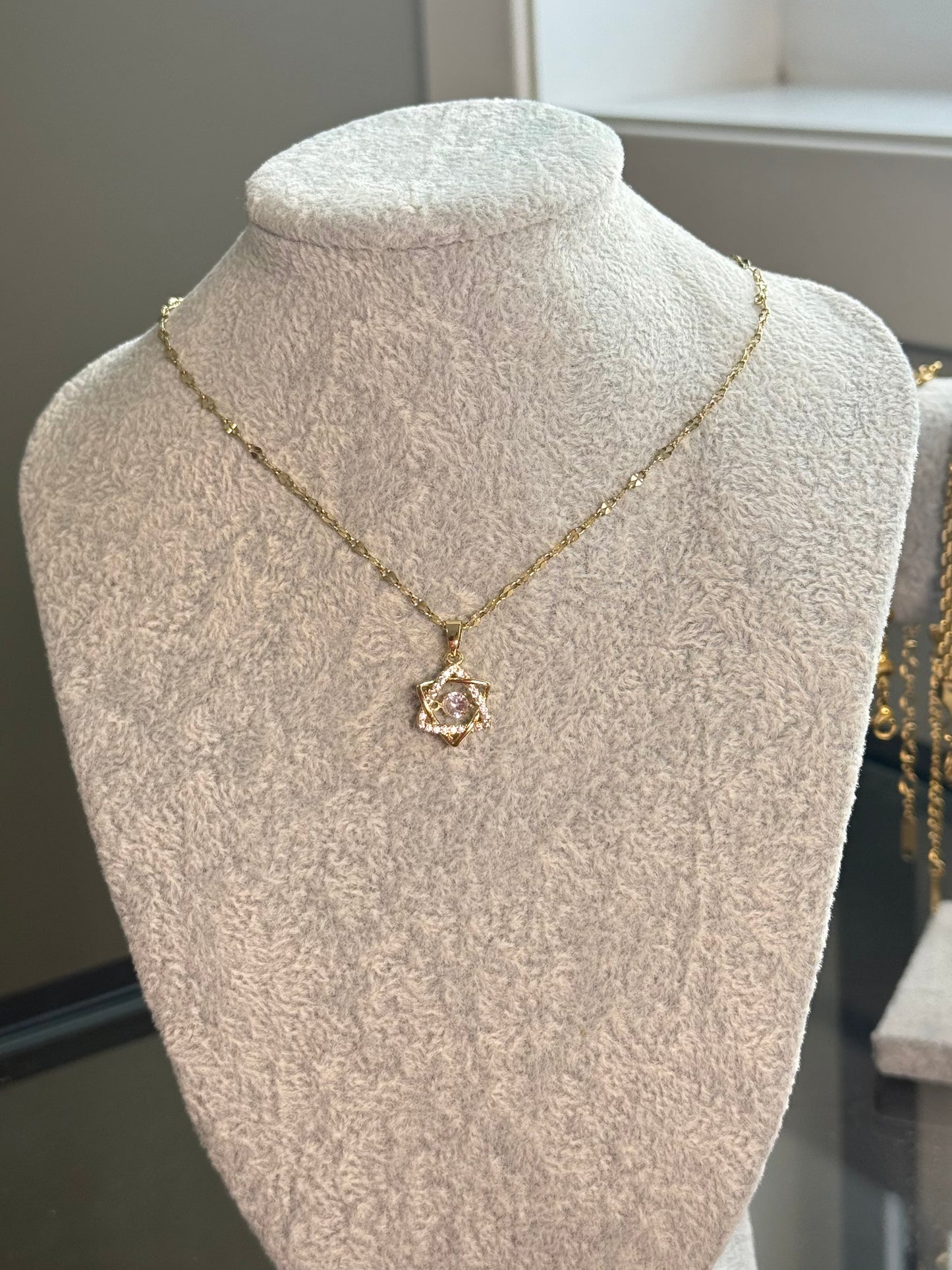 Elegant Star Twist Necklace