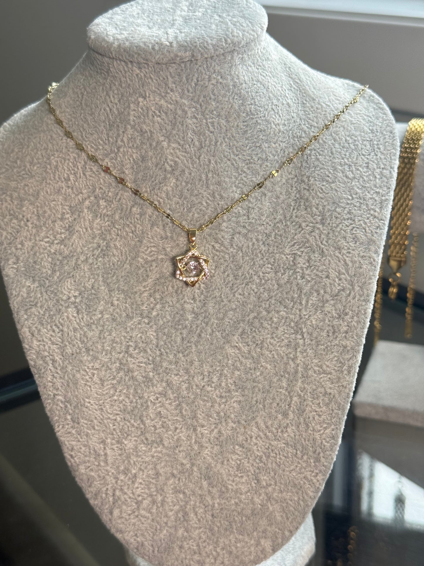 Elegant Star Twist Necklace