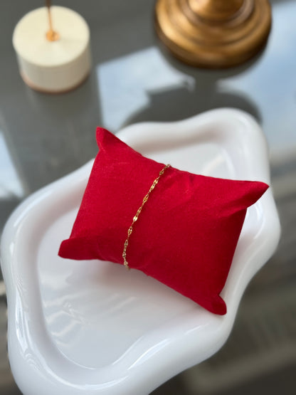 Delicate gold chain bracelet