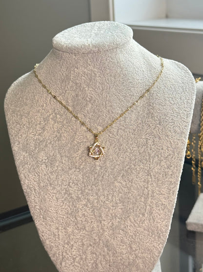 Elegant Star Twist Necklace