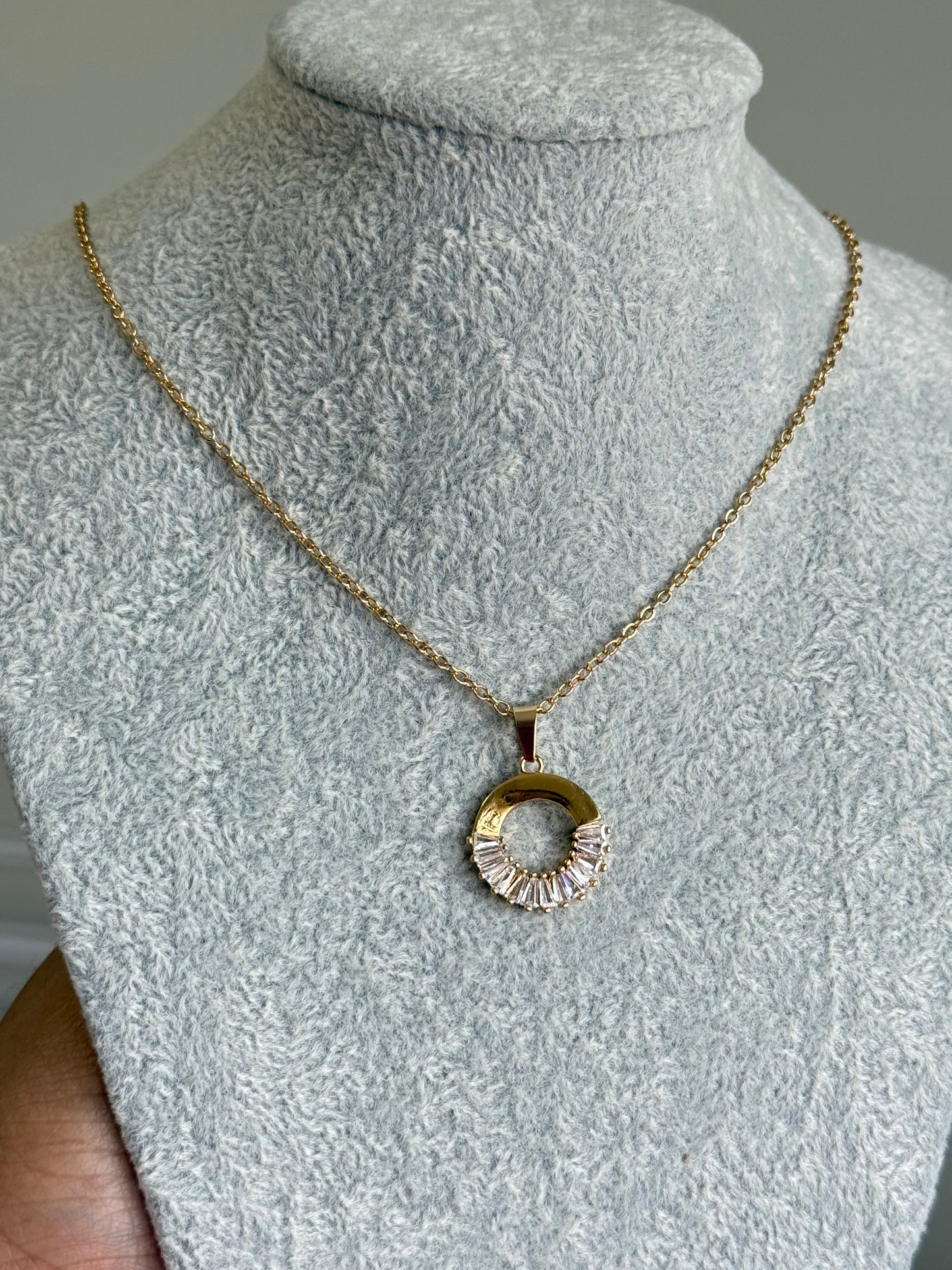 Radiant Circle Zircon Necklace